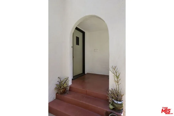 11269 La Maida Street, North Hollywood, California 91601