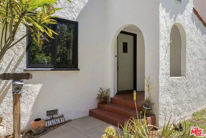 11269 La Maida Street, North Hollywood, California 91601