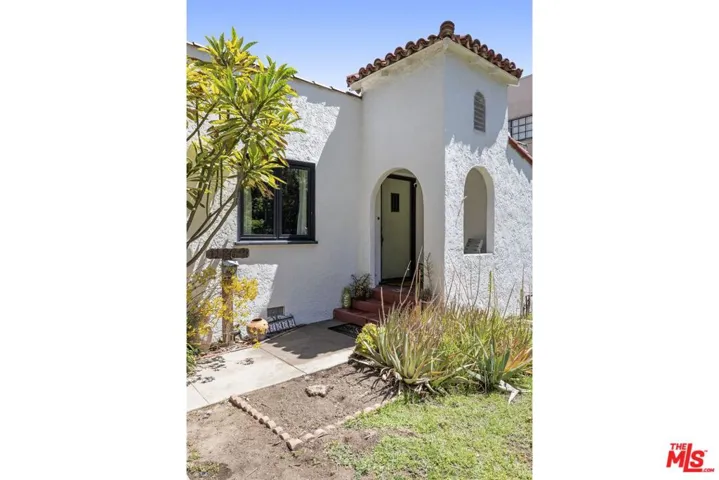 11269 La Maida Street, North Hollywood, California 91601