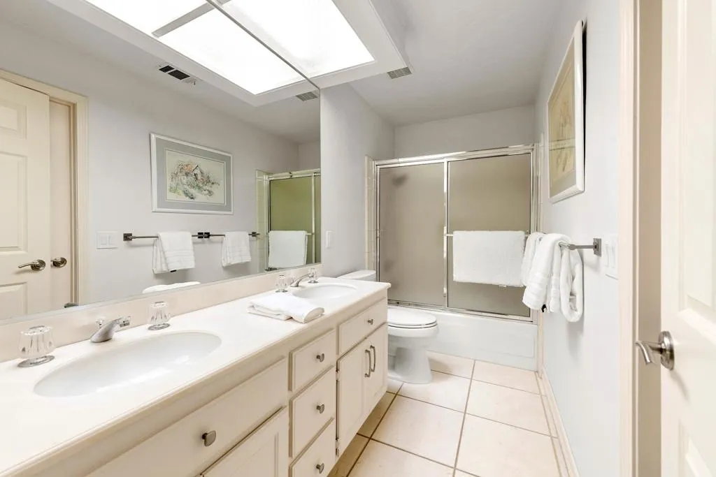 Guest Bath w- Jack & Jill entry