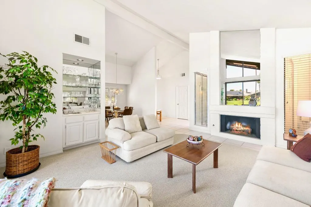Living Room w- Wet-Bar
