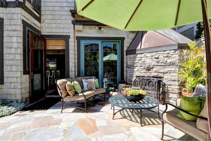 Outdoor Patio with Fireplace