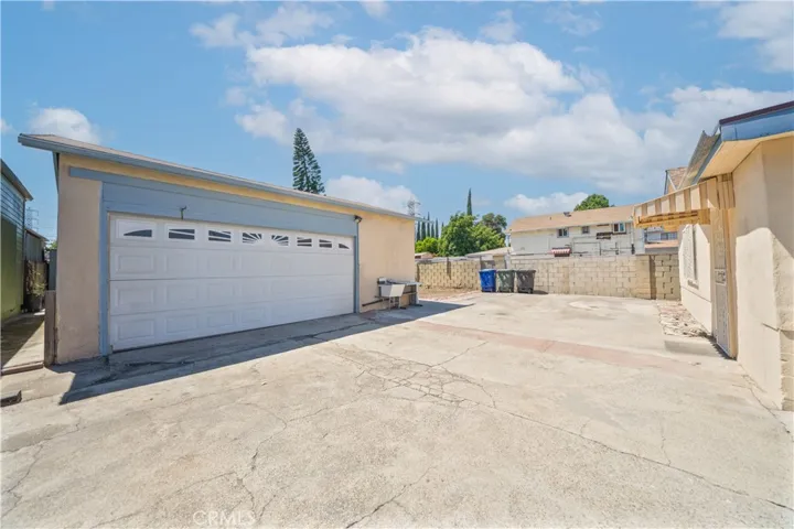 Detached garage