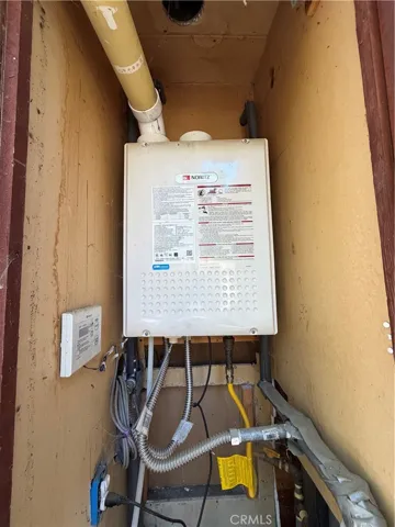 Tankless gas water heater