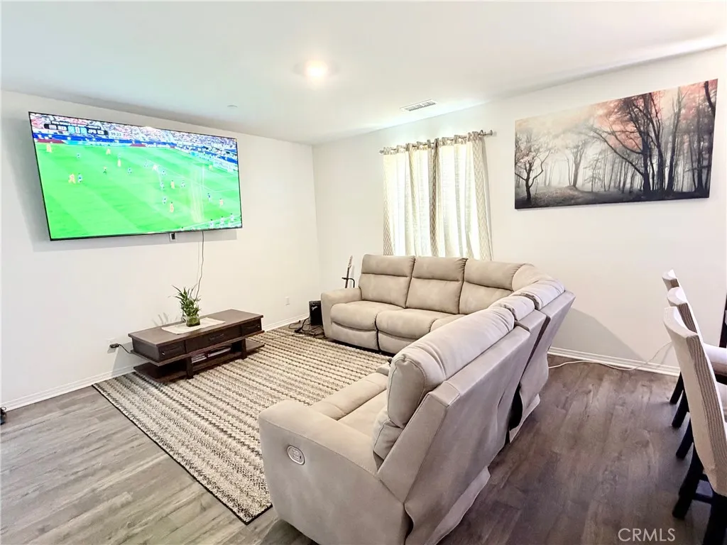 LIVING ROOM II