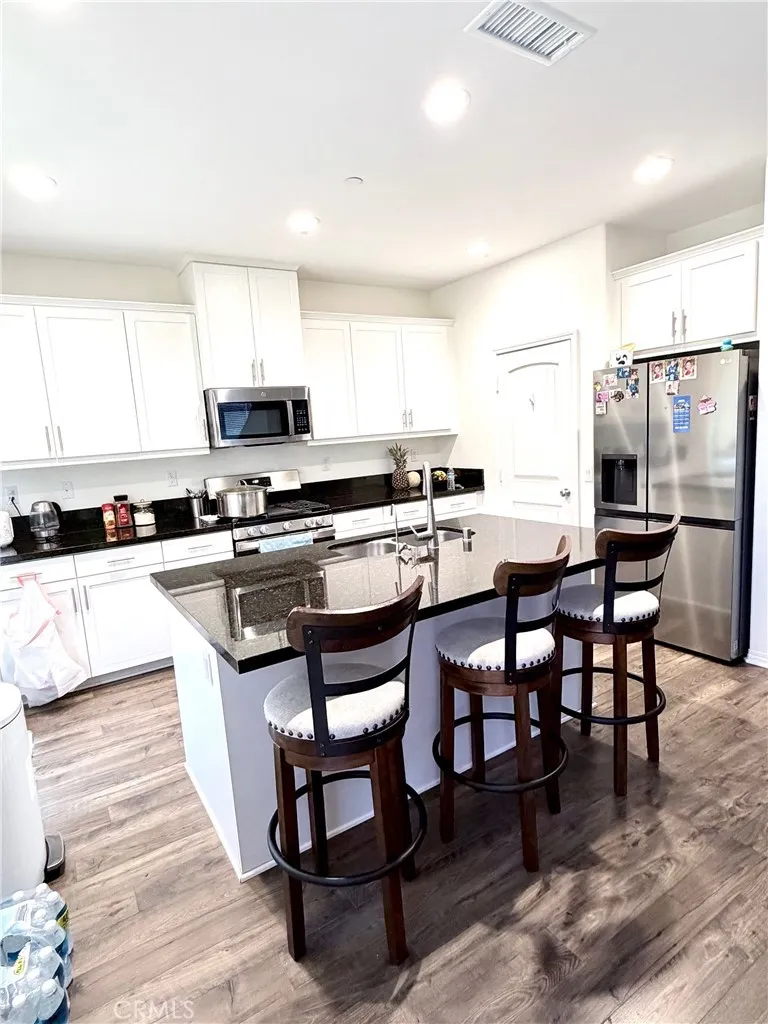 KITCHEN AND BREAKFAST ISLAND