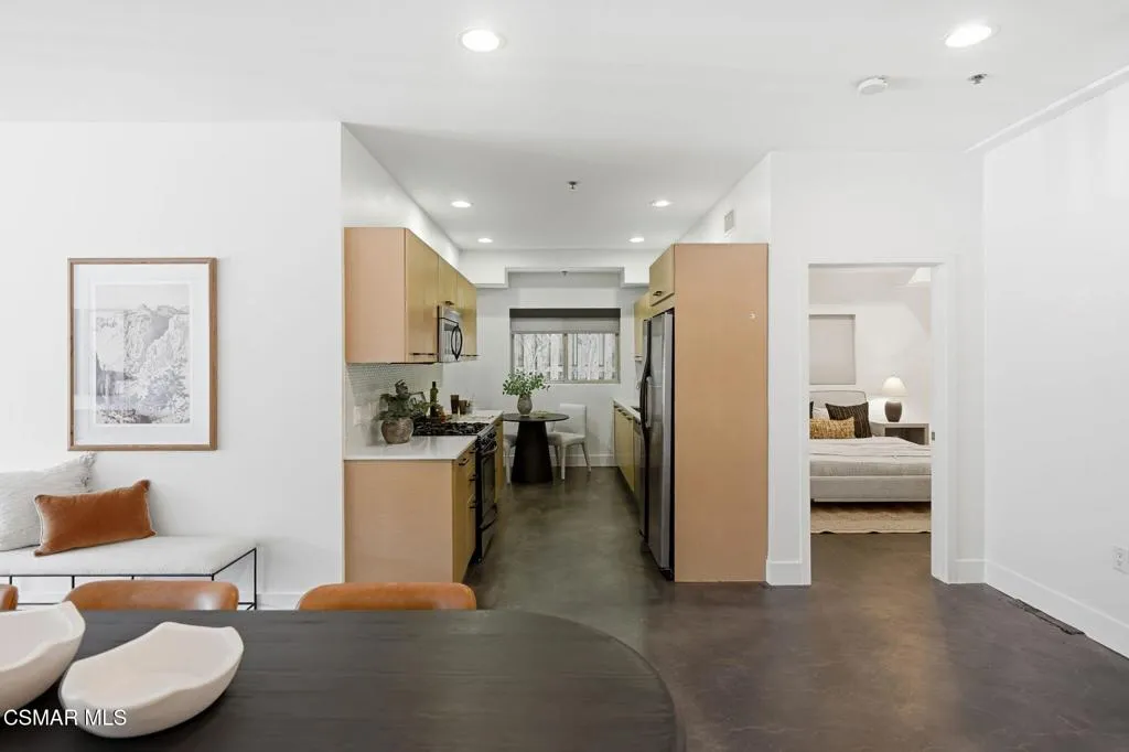30-web-or-mls-5016_Bakman_Ave_Unit104-30