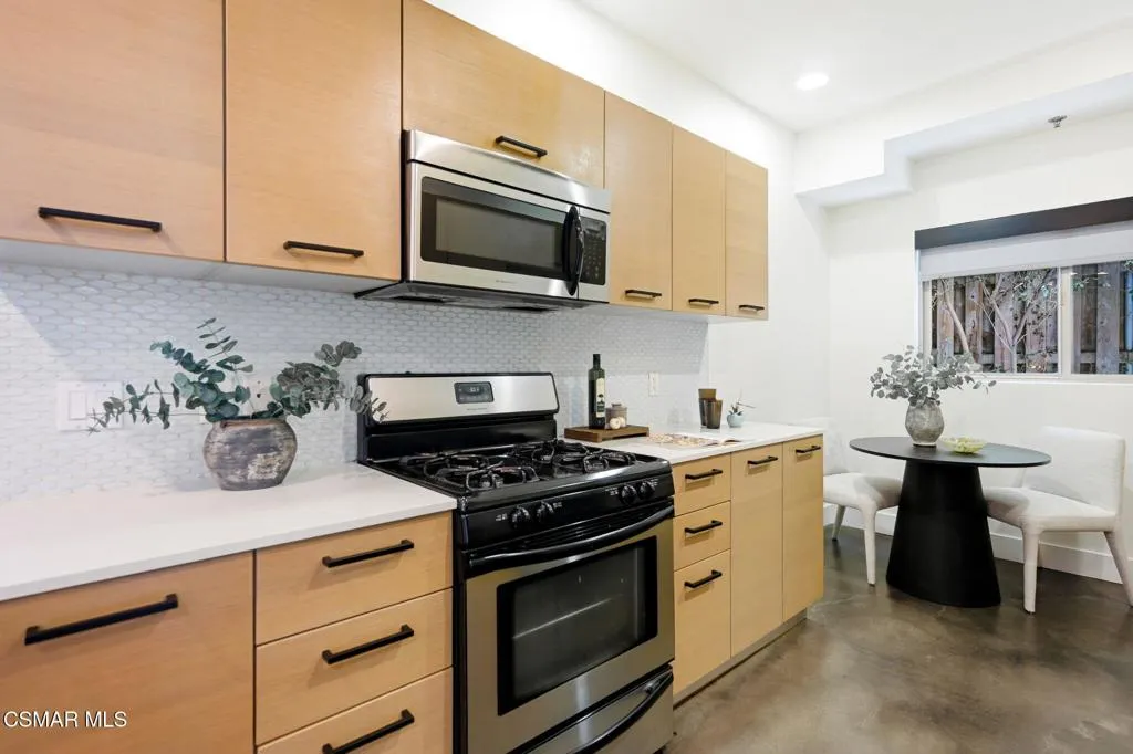 32-web-or-mls-5016_Bakman_Ave_Unit104-32