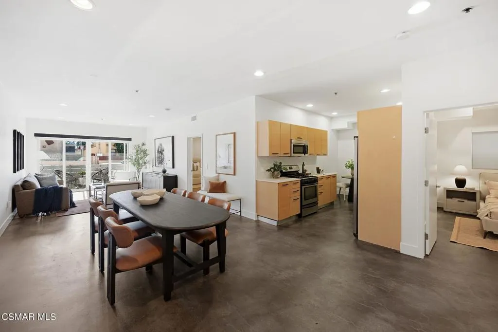 17-web-or-mls-5016_Bakman_Ave_Unit104-17