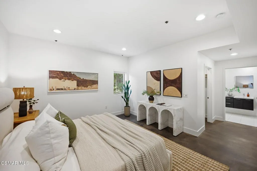 43-web-or-mls-5016_Bakman_Ave_Unit104-43