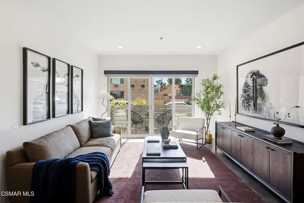 2-web-or-mls-5016_Bakman_Ave_Unit104-2