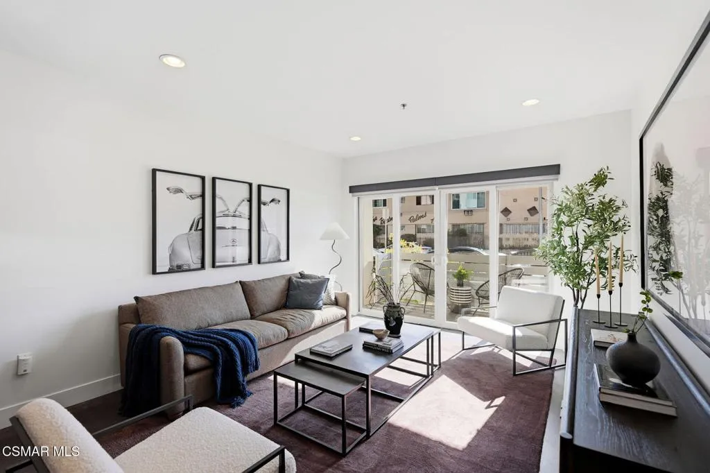 14-web-or-mls-5016_Bakman_Ave_Unit104-14