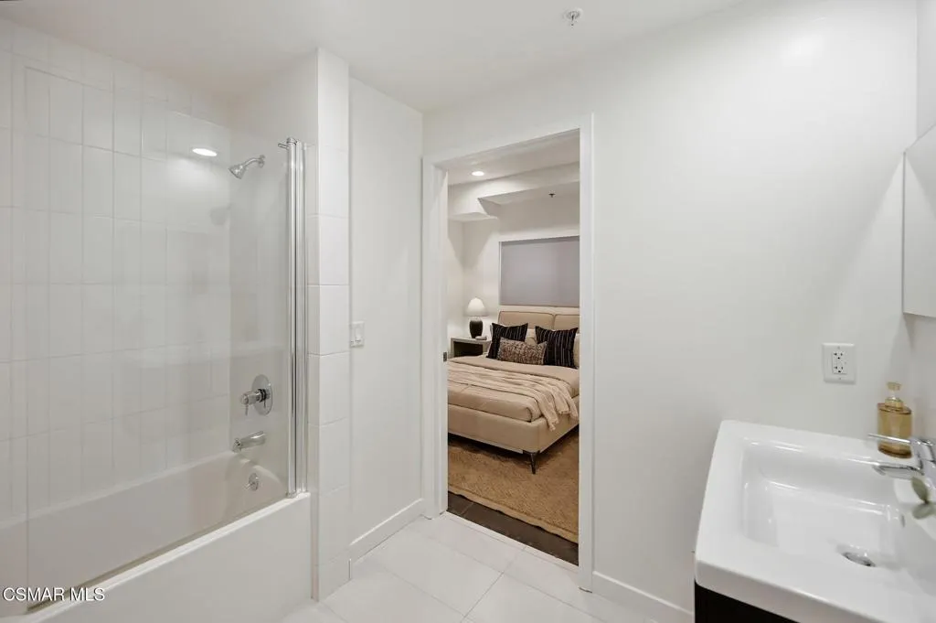 39-web-or-mls-5016_Bakman_Ave_Unit104-39