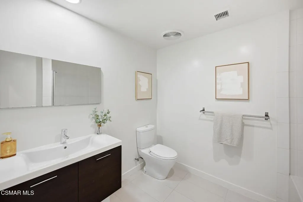 37-web-or-mls-5016_Bakman_Ave_Unit104-37