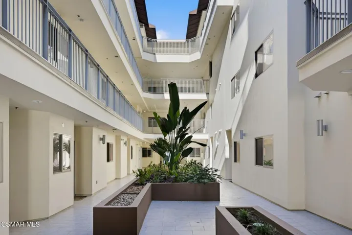 48-web-or-mls-5016_Bakman_Ave_Unit104-48