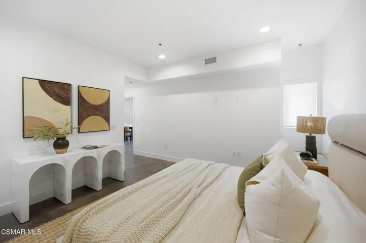 42-web-or-mls-5016_Bakman_Ave_Unit104-42