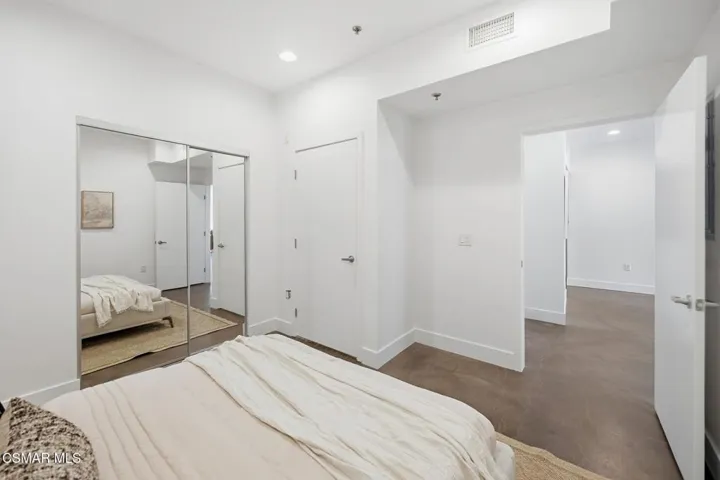 36-web-or-mls-5016_Bakman_Ave_Unit104-36