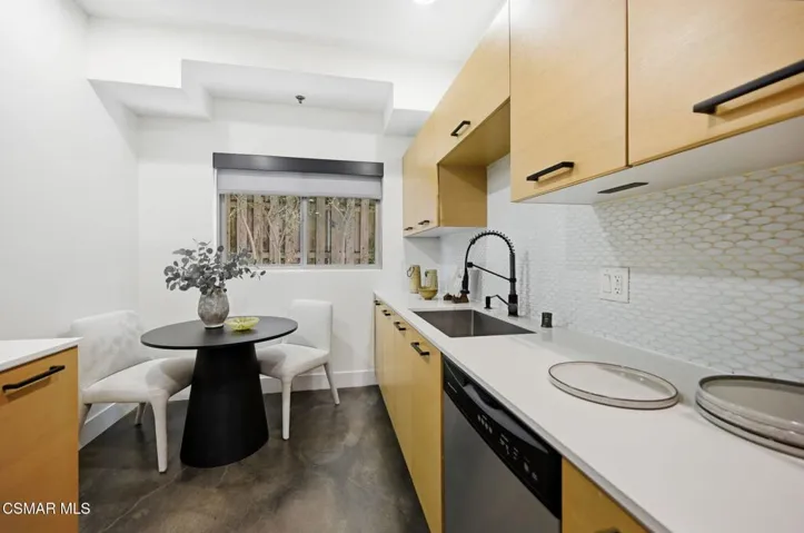 33-web-or-mls-5016_Bakman_Ave_Unit104-33