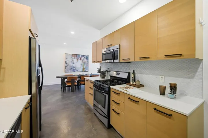 34-web-or-mls-5016_Bakman_Ave_Unit104-34