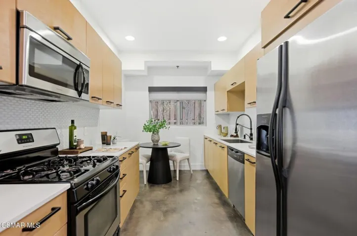 31-web-or-mls-5016_Bakman_Ave_Unit104-31