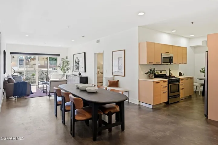 23-web-or-mls-5016_Bakman_Ave_Unit104-23