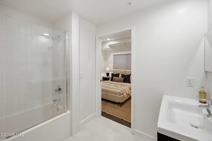 39-web-or-mls-5016_Bakman_Ave_Unit104-39