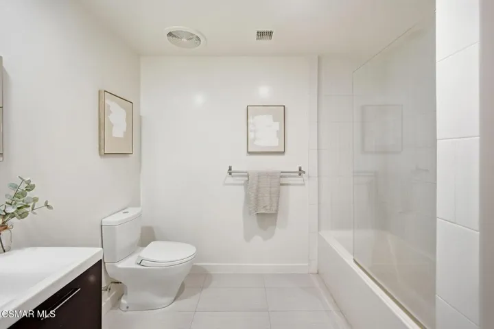38-web-or-mls-5016_Bakman_Ave_Unit104-38