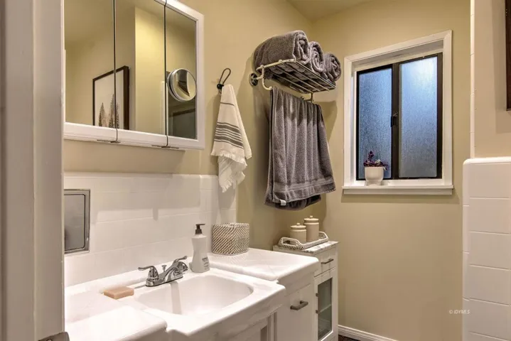 38 Main bedroom bathroom