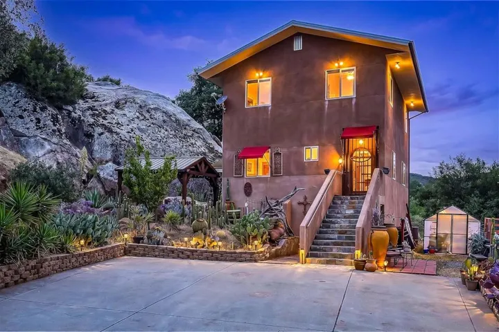 https://zimg.paragon.ice.com/ParagonImages/Property/PA/SDMLS/-523166/1/3072/2304/21f2b0d0b739c533c7e3db04287f8f82/3/67f2a042194c46a6dfa52bb174e90cc5/-523166-82e48e08-8cd8-4e03-959a-e14ccd22deff.JPG