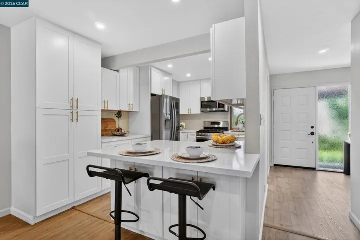 Breakfast Bar & Pantry