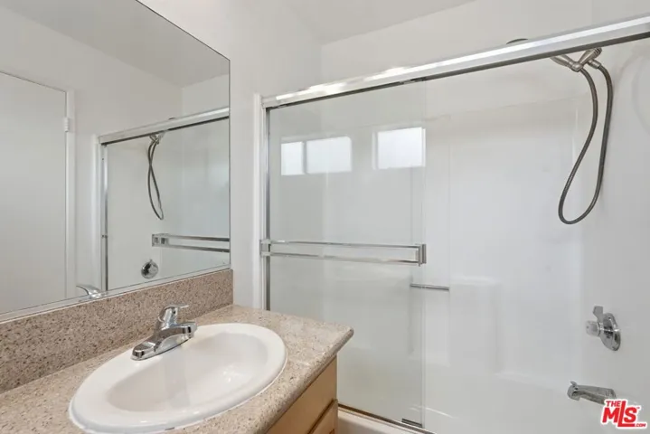 Second Bedroom Ensuite Bathtub