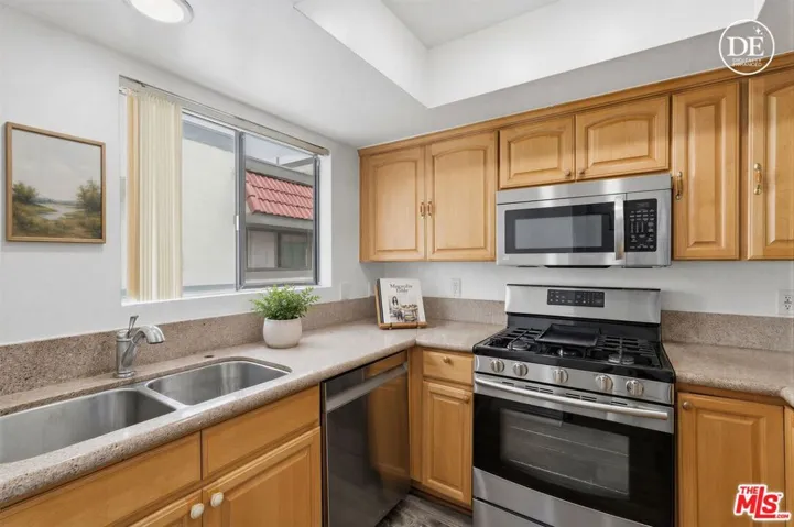 Kitchen (Staged)