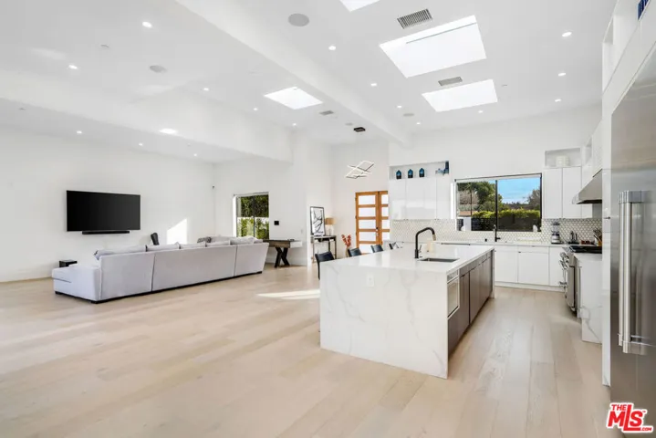 22931 Dolorosa Street, Woodland Hills, California 91367
