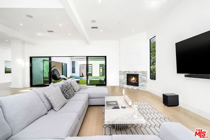 22931 Dolorosa Street, Woodland Hills, California 91367