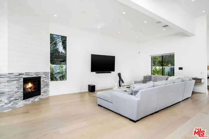 22931 Dolorosa Street, Woodland Hills, California 91367
