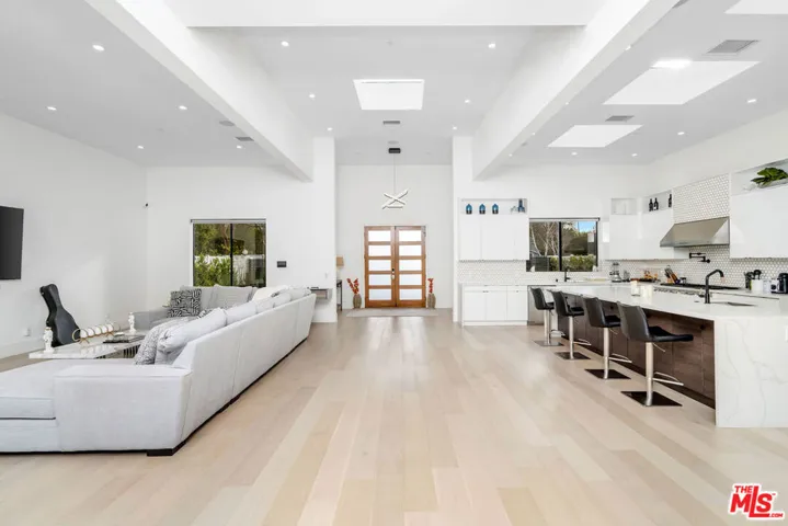22931 Dolorosa Street, Woodland Hills, California 91367