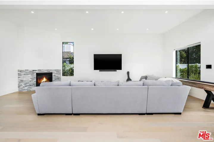22931 Dolorosa Street, Woodland Hills, California 91367