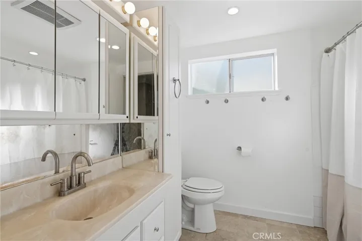 Full bath with tub/shower