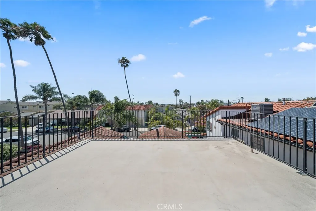 144 6th St. Roof Top Deck facing Alamitos Bay, Long Beach