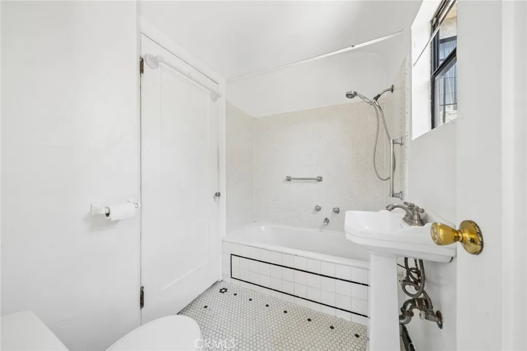 142 6th St Bathroom