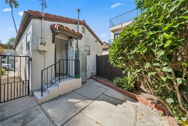 142 6th St Private Patio
