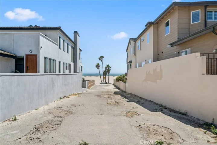 Entrance to the Beach from 6th St.