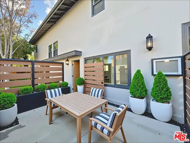 901 S Barrington Avenue, Los Angeles, California 90049