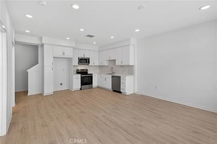  Photos shown are of the model home for this floor plan. Actual finishes, features, and landscaping may vary.