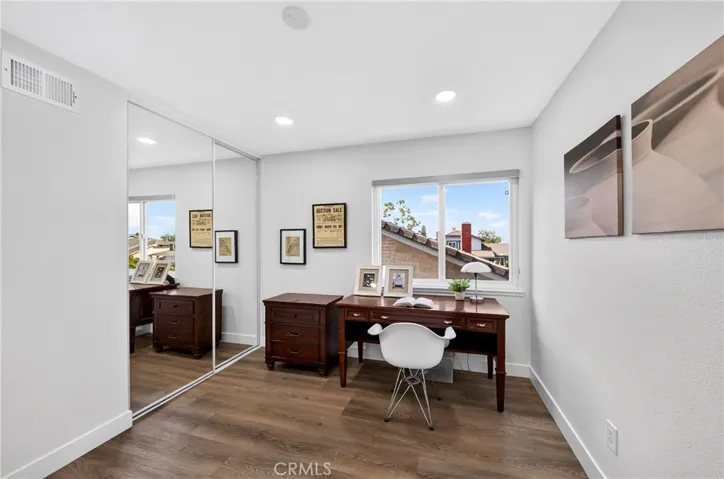 office or 5th bedroom