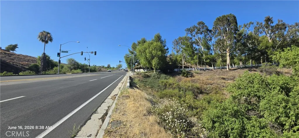 17401 La Sierra