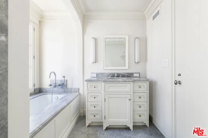 9565 Charleville Boulevard, Beverly Hills, California 90212