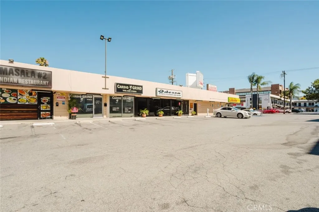 18525 Burbank Boulevard, Tarzana, California 91356 — photo 4