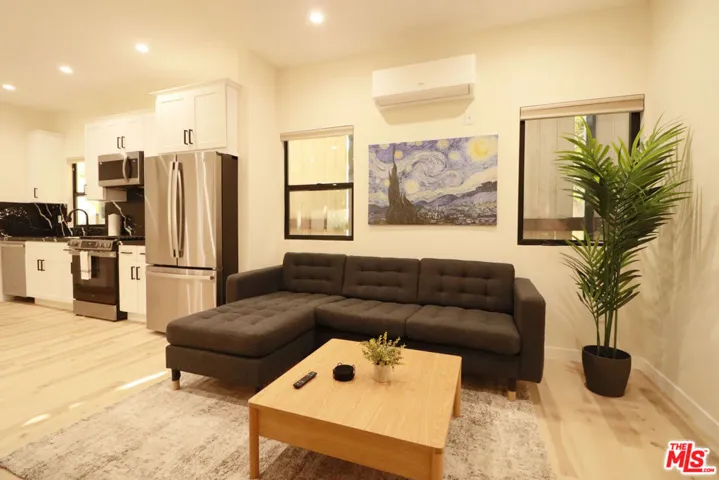 9040 Phyllis Avenue D, West Hollywood, California 90069