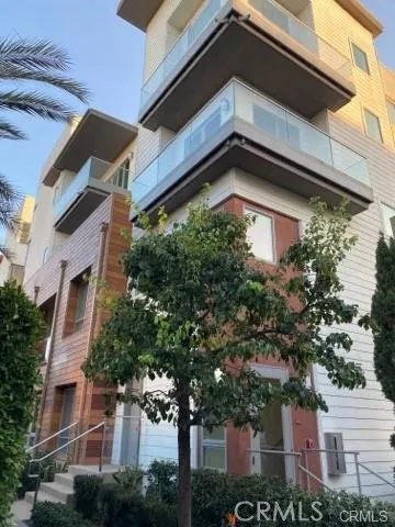 Third floor corner balcony